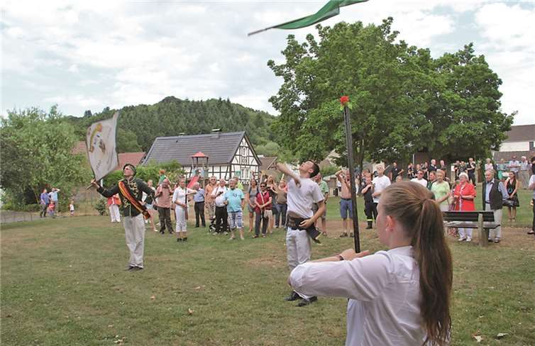 Der Sieger des Fähndelschwenken Bastian Lindlohr (li. ) aus Bruchhausen zeigte seine Kunst mit der Fahne.