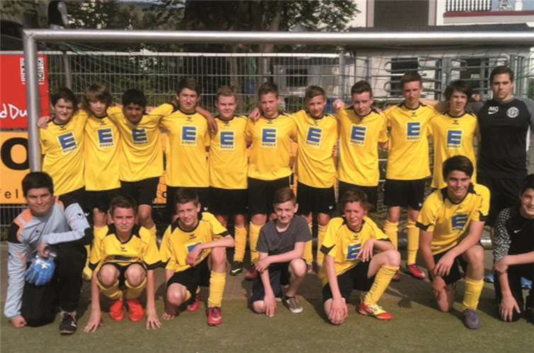 Der Sieger eines Gewinnspiels spendete der C2-Jugend der JSG Oberbieber/Heimbach die neuen Trikots. privat