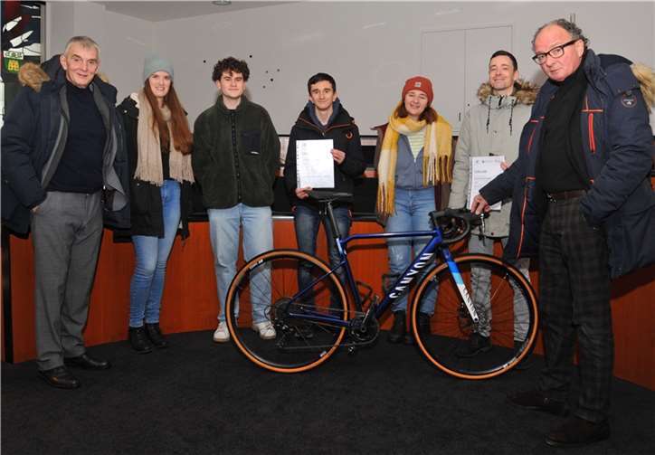 Der Sieger in der Einzelwertung ist Pascal Schlosser (2. von rechts) . Der Gewinner der Teamwertung ist das Bertha-von-Suttner-Gymnasium (Mitte). Bei der Siegerehrung im Historischen Rathaus bedankten sich Oberbürgermeister Achim Hütten (rechts), Bürgermeister Claus Peitz (links) und die Andernacher Klimaschutzmanagerin Mona Maar (2. von links) für die rege Teilnahme und den geleisteten Einsatz für den Klimaschutz mit einem kleinen Preisgeld. Foto: Stadt Andernach/Maurer