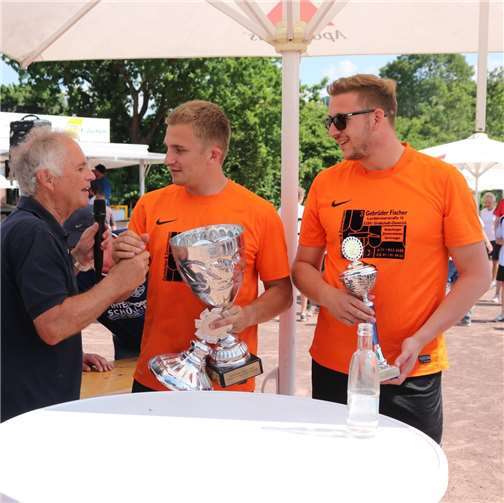 Der Siegerpokal ging an die Junggesellen aus Heimersheim. Foto: SG Landskrone