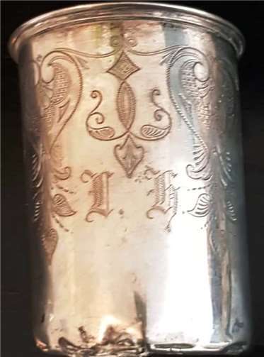 Der Silberbecher mit den Initialen von Leopold Heymann.