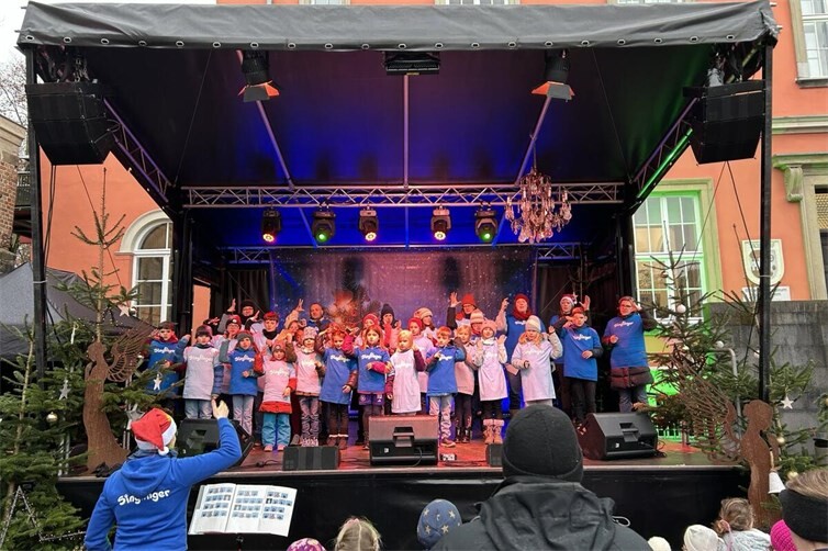 Der Singfinger-Chor bei einem Auftritt auf dem Weihnachtsmarkt
