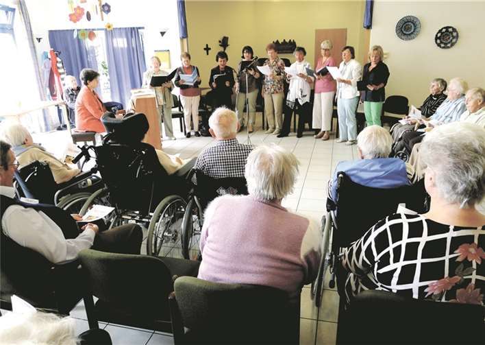 Der Singkreis vor den aufmerksamen Bewohnern des Seniorenzentrums. Oswald Senner