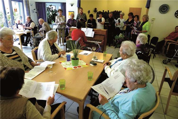 Der Singkreis vor den aufmerksamen Bewohnern des Seniorenzentrums.Oswald Senner