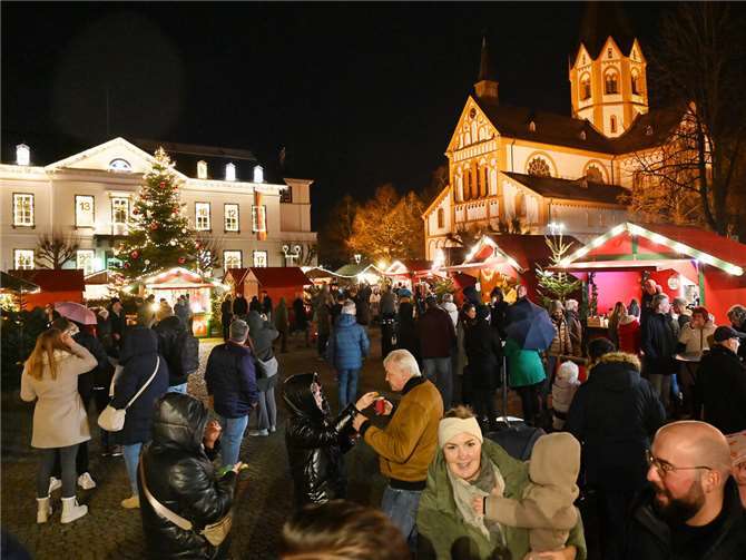 Der Sinziger Adventsmarkt auf dem Kirchplatz bekam viel Zuspruch.  Fotos: RASCH