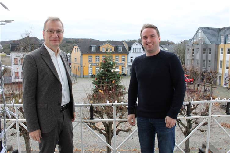 Der Sinziger Bürgermeister Andreas Geron bedankte sich herzlich bei Marcel Caspers, Bürgermeister der VG Bad Breisig (v.l.). Foto: Stadtverwaltung Sinzig