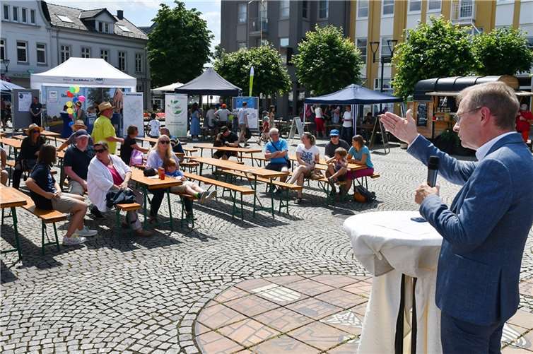 Der Sinziger Bürgermeister Andreas Geron begrüßte Gäste und Aussteller.  Fotos:RASCH