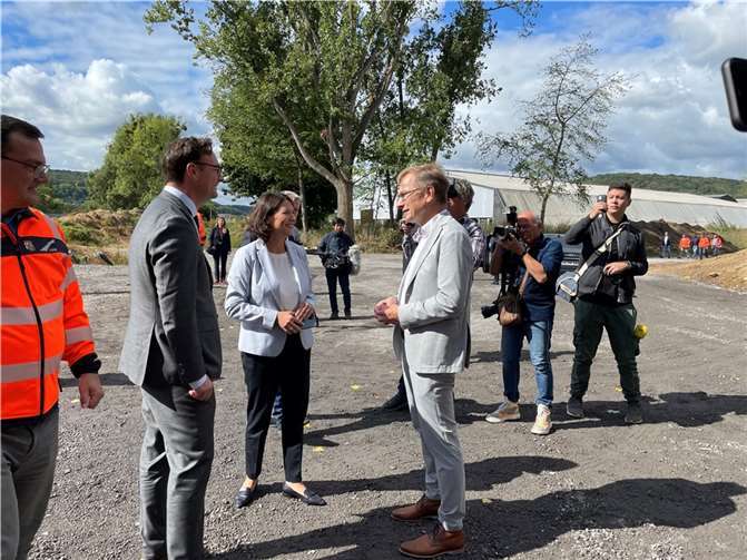 Schmitt: Schnelles Bauen muss Normalität werden Der Sinziger Bürgermeister Andreas Geron im Gespräch mit parlamentarische Staatssekretär Oliver Luksic und der rheinland-pfälzischen Wirtschaftsministerin Daniela Schmitt. Foto: ROB