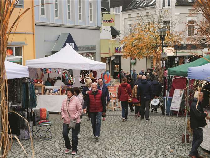 Der Sinziger Herbstmarkt bietet in diesem Jahr auch eine bunte Vielfalt an regionalen Produkten (Bild Archiv 2018). Fotos: Archiv/FRIEDSAM. Werbeagentur