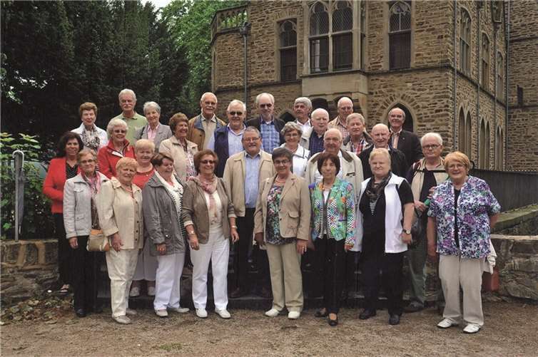 Der Sinziger Jahrgang 1939 bei seinem Klassentreffen im Schlosspark.  privat
