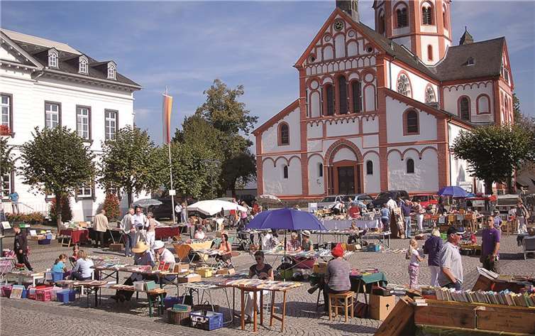 Der Sinziger Kirchplatz verwandelt sich in einen Treffpunkt für Bücherfreunde
