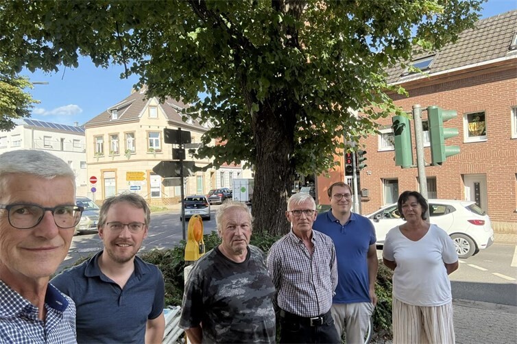 Der Sinziger Ortsbeirat informierte sich gemeinsam mit Ortsvorsteher Reiner Friedsam vor Ort über die Verkehrs-, Lärm- und Parksituation in der Kernstadt. Zahlreiche Anregungen und Verbesserungsvorschläge wurden bei der Verkehrsschau diskutiert.