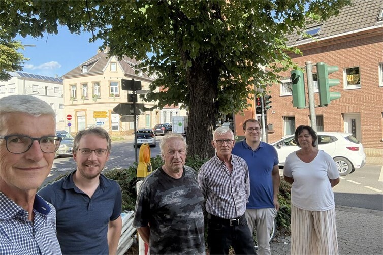 Der Sinziger Ortsbeirat informierte sich gemeinsam mit Ortsvorsteher Reiner Friedsam vor Ort über die Verkehrs-, Lärm- und Parksituation in der Kernstadt. Zahlreiche Anregungen und Verbesserungsvorschläge wurden bei der Verkehrsschau diskutiert.