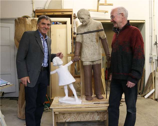 Der Sinziger Ortsvorsteher Gunter Windheuser war sichtlich angetan vom Stand der Rekonstruktion durch den Bildhauer Rudolf P. Schneider (re.).privat