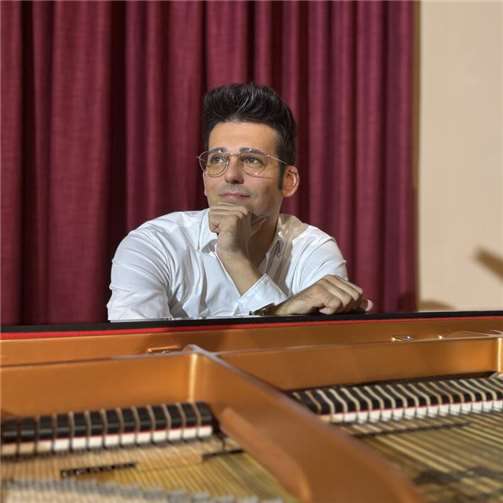 Der Sinziger Pianist Jonas Becker begeisterte in der Ehemaligen Synagoge Ahrweiler mit Filmmusik von Hans Zimmer.  Foto: Leonie Walter