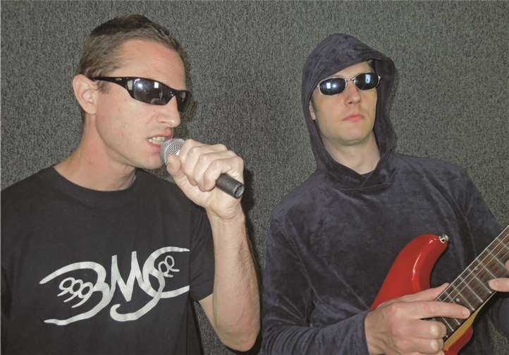 Der Sinziger Rapper Baldur MC mit Bruder Arman Moizisch.privat