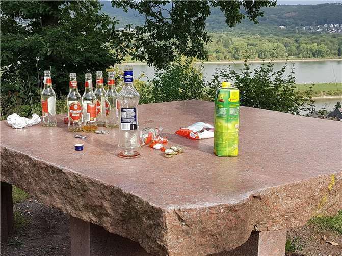 Der Sitzplatz am Aussichtspunkt am Friedrichsberg dient scheinbar als Treffpunkt für ausgiebige feucht fröhliche Feiern.Fotos: privat