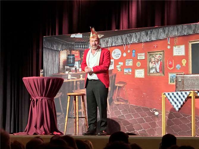 Der „Sitzungspräsident“ begeisterte das Publikum in der Laacher See-Halle mit sehr speziellen An- und Einsichten.  Foto: Stefan Pauly/VG-Verwaltung Mendig