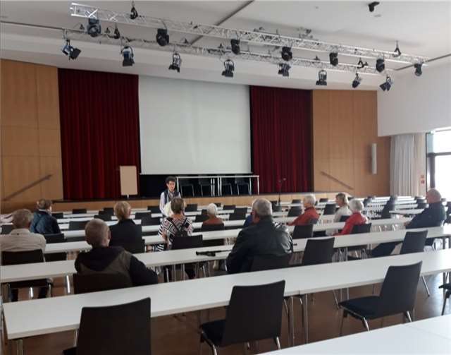 Der Sitzungssaal der SuK diente den 3. und 4.-Klässlern als Klassenzimmer in der Pandemie, jetzt nahm die Gruppe geführte Gruppe Platz.  Fotos: CDU Frauen-Union Vallendar (FU)