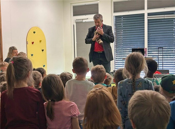 „Der Sizilianer“ Michele Augusta verzaubert die Kita-Kinder.Foto: Stadt Meckenheim