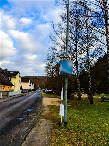 Der „Smiley-Blitzer“ in Friedrichssegen weist die Verkehrsteilnehmer auf ihre Geschwindigkeit hin.  Foto: Stadtverwaltung Lahnstein