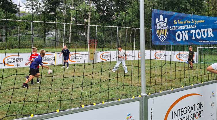 Familientag am Quendelberg begeistert Groß und Klein Der Soccer Court des 1. FFC Montabaur war stets gut besucht.