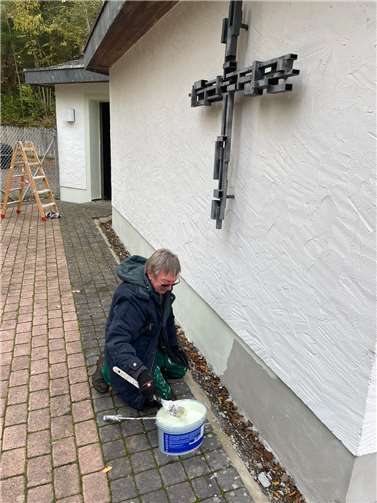 Der Sockel der Leichenhalle wurde grundiert und zweimal gestrichen. Gut, dass man auch bei solchen Arbeiten über Fachkräfte verfügt.  Foto: Rudolf Boden