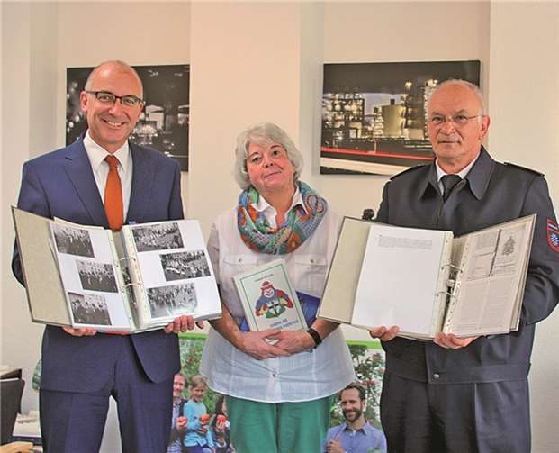 Der Sohn des verstorbenen Hubert Spilles, Karl-Heinz Spilles (rechts), hat sich bereit erklärt, die „Sammlung Hubert Spilles“ der Stadt zu übergeben (von links: Bürgermeister Bert Spilles und Stadtarchivarin Ingrid Sönnert). STEIN