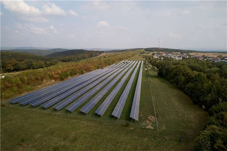 Der Solarpark Görgeshausen ging 2013 in Betrieb und wurde 2018 erweitert. Es war der erste Solarpark auf dem Gebiet der VG. Betrieben wird die Anlage durch die Energiegesellschaft Görgeshausen.  Foto: evm / Thomas Frey