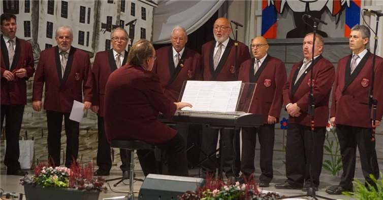Der Solvay-Chor bot Lieder zum Mitsingen undfreut sich über weitere Verstärkung. Fotos: STUKO