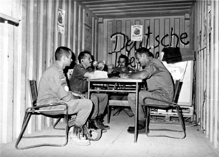 Der Somalia-Einsatz gab 1993 den Anstoß für die weitere Zukunft des Einsatzradios. Gemäß dem Motto „Soldaten senden für Soldaten“ wurde im Einsatz der Lagerfunk aufgebaut und vor Ort live gesendet. Foto: Bundeswehr/Zentrum Operative Kommunikation der Bundeswehr
