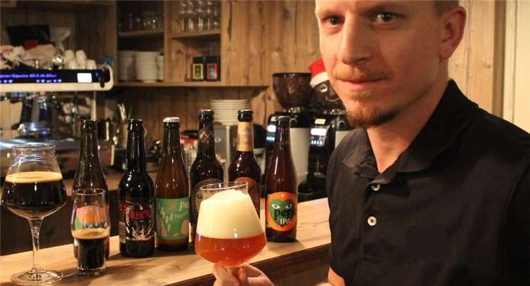 Alexander Baum entwickelt nachhaltige Optionen für Brauereien Der Sommelier hat Freude daran, die komplexen Aromenmoderner Biere zu erschmecken. Foto: Christina Nover