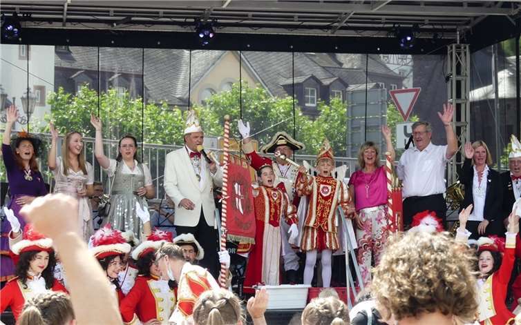 Der Sommerkarneval der städtischen Jecken auf demEndertplatz mutierte zu einem kurzweiligen Narrenspektakel.