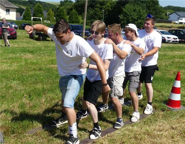 Höchst amüsante Wettbewerbe bei der Landjugend-Olympiade Der „Sommerskislalom“ auf einem abgesteckten Wiesenparcours sorgte ebenfalls für reichlich Gaudi.