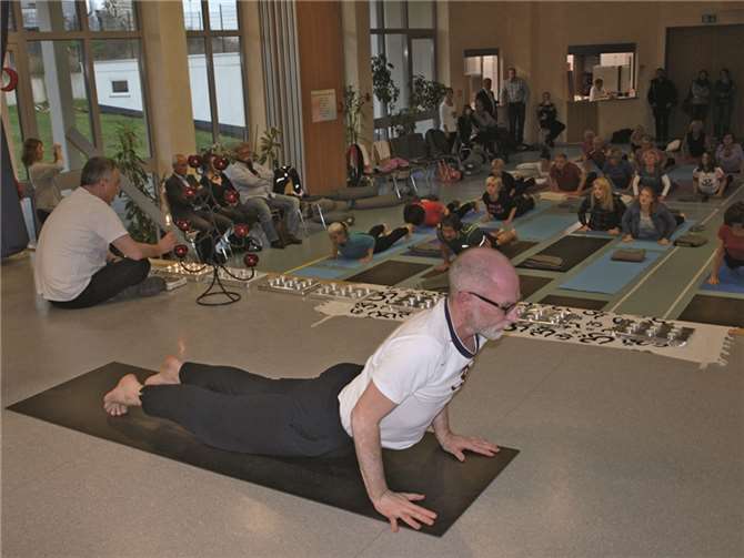Der Sonnengruß besteht aus einer Abfolge yogischer Übungen.