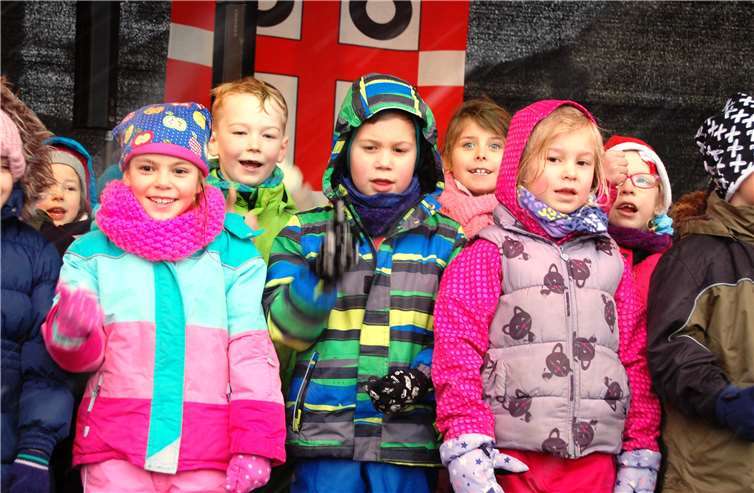 Der Sonntag als Familientag wurde traditionell von den Schülern der Grund- und Ganztagsschule St. Martin mit Weihnachtsliedern eröffnet.SK