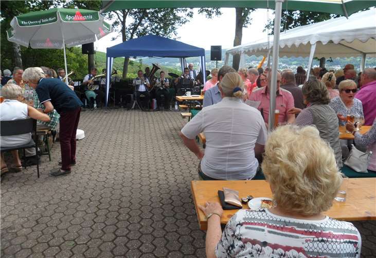 Der Sonntag begann mit dem Frühschoppen und der dazugehörigen „Dicke-Backen-Musik“ von den Rheintalern.
