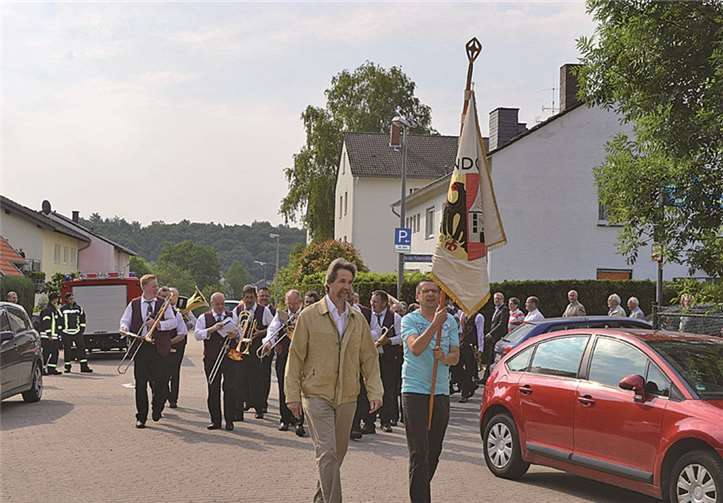 Der Sonntag begann mit einem Festzug durch den Ort. AB