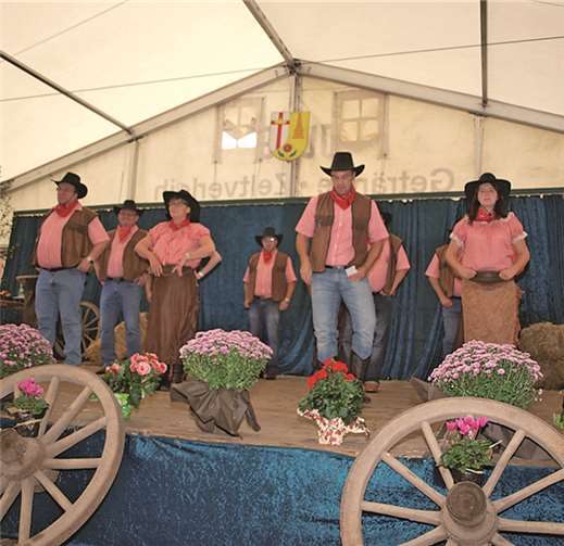 Der Sonntag hatte den Wilden Westen zum Thema, dazu hatten Mitglieder der Kirmesgesellschaft eigens einen passenden Tanz einstudiert.