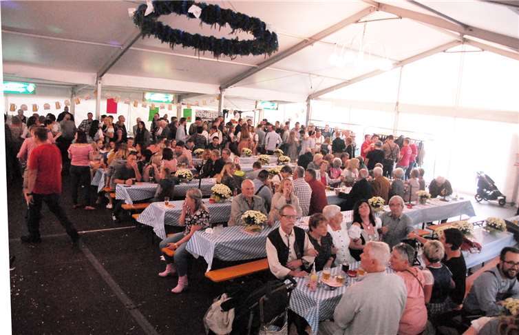 Der Sonntag ist traditionell der Tag, an dem sich alles in Urbach auf die Beine macht, um ein paar schöne Stunden im Festzelt zu verbringen. Das Bayern-Motto gab es in diesem Jahr zum vierten Mal.