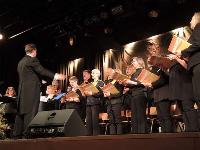 Der Sonntagschor Rheinland-Pfalz unter der Leitung von Johannes Kalpers (li.).  Foto: Bardo Becker