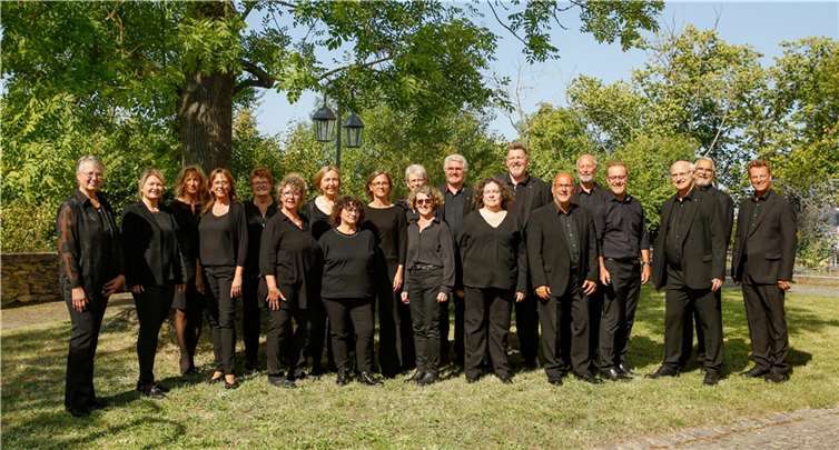 Der SontagsChor Rheinland-Pfalz gastiert unter der Leitung von Musikdirektor Johannes Kalpers (rechts) zum Neujahrskonzert in der Mendiger Laacher See-Halle.  Foto: SonntagsChor