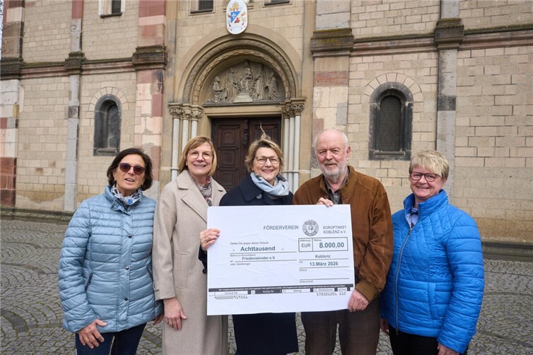 Der Soroptimist International Club Koblenz übergab nun einen Scheck in Höhe von 8000 Euro an Bernd Wangelin, den Vereinsvorsitzenden von Friedenskinder e.V. Koblenz.