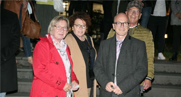 Der Sozialdemokrat Dirk Meid ist als neuer Mayener Oberbürgermeister gewählt worden. Stolz darauf ist Ehefrau Claudia Gotthardt sowie die Eltern Gabriele und Ernst Meid (beide hinten). Fotos: WE