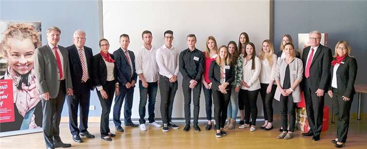 Der Sparkassenvorstand begrüßt die neuen Auszubildenden beim Informationsabend. privat
