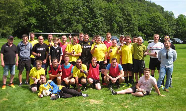 Der Spaß stand im Vordergrund: Nach dem Schlusspfiff gab es ein 0-Prozent-Bier.privat