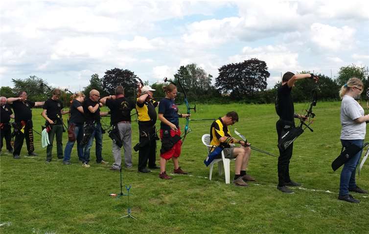 Der Spaß steht auch beim Bogenschießen im Vordergrund.privat