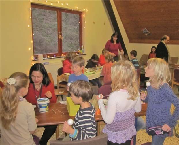 Der Spaß steht beim Adventsbasteln im Vordergrund.
