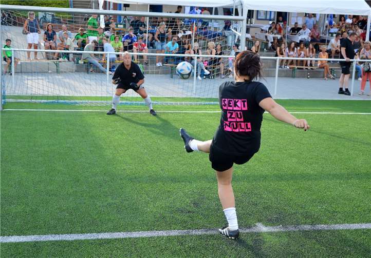 Der Spaß steht beim Neunmeterschießen im Vordergrund.privat