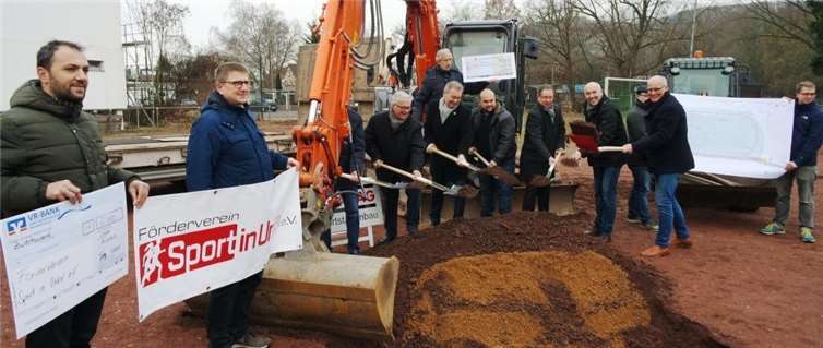Der Spatenstich zur Sanierung des Unkeler Sportplatzes.Privat